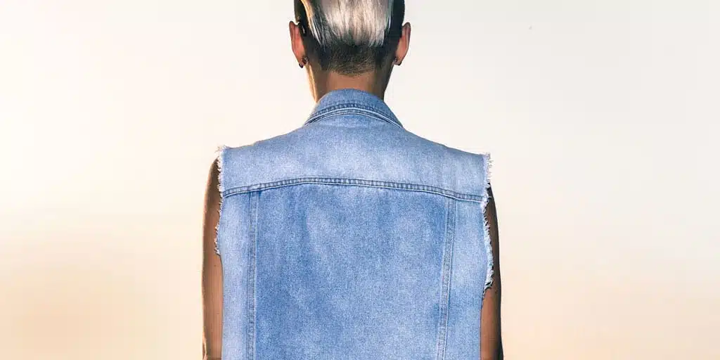 Woman with 90s style: short hair and denim jacket